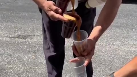 Salah satu ke ahlian penjual minuman keliling di Arab