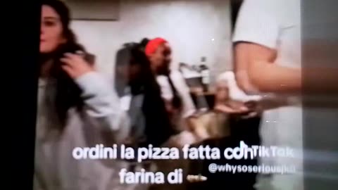 ORDINANO UNA PIZZA CON INSETTI ANCORA DA CUOCERE!