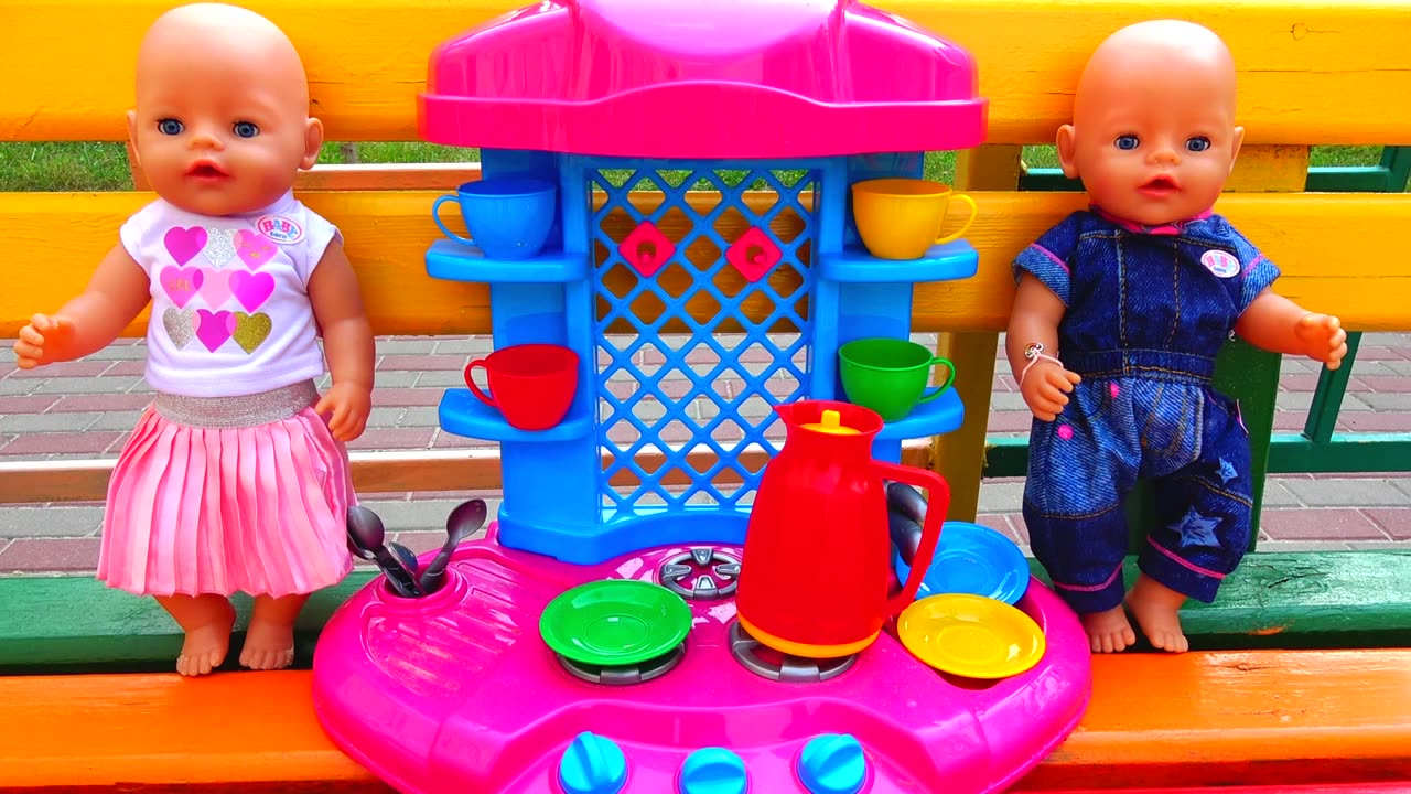 Polina playing cooking with toy kichian