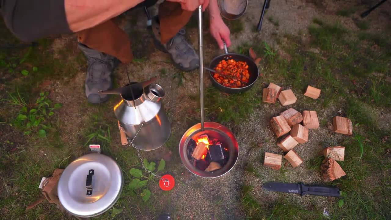 Outdoor car camping life, enjoy the taste of nature alone. Don't look at cars and equipment, just lo