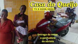 Casa do Queijo entrega moto a ganhadora do sorteio em Conceição do Jacuípe