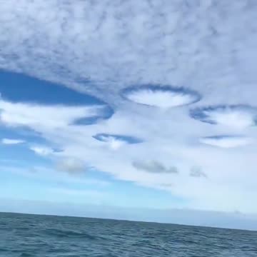 미국 해안 상공의 은하연맹의 우주선들. 그런데 보이진 않음.AVI