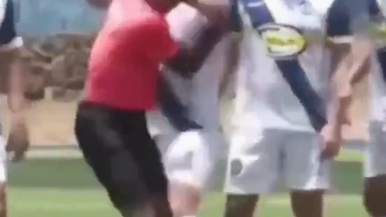 Juiz e jogador saem na porrada