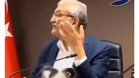 Turkish minister interupted by kitten❤️❤️