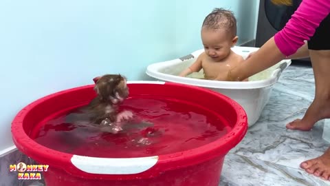 baby Diem bathing together look so happy