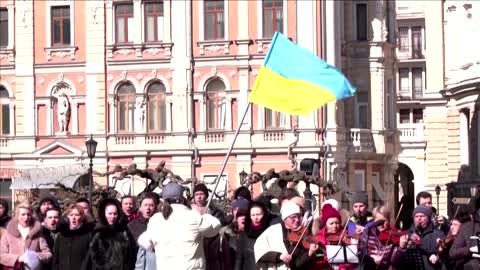 Exhausted, scared Ukrainians fleeing shelling near Kyiv