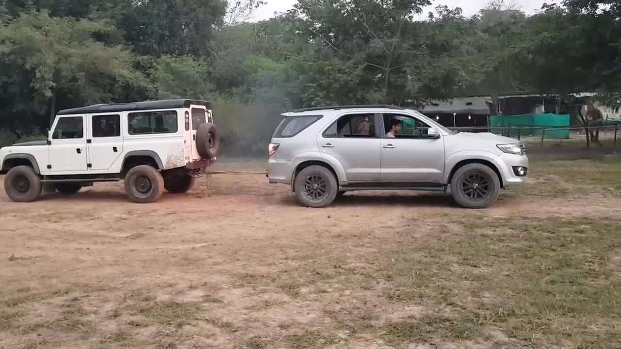 Land Rover Defender vs Toyota Fortuner