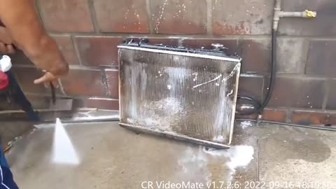 Cleaning effect of radiator high-pressure water gun is visible.