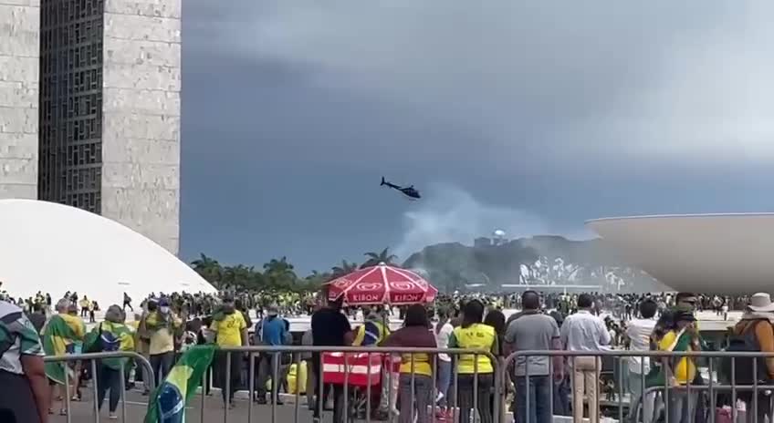 Federales in helicopter gassing the protesters via @Retardsoftiktok