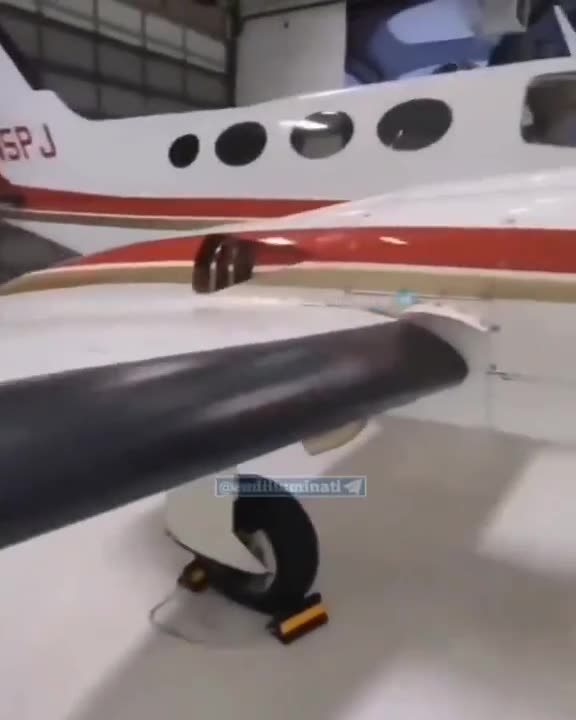 Pilot Exposes Chemtrail P!ane