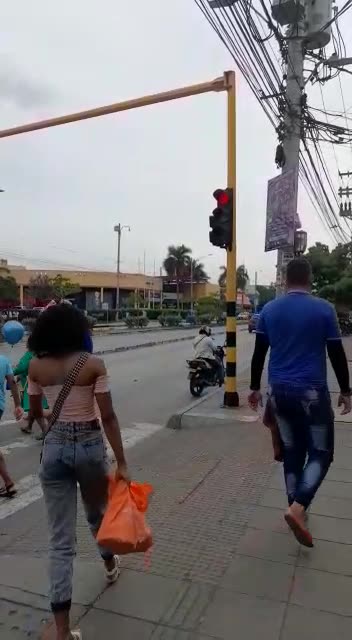 Peatones se quejan y consideran un peligro el semáforo de La Castellana