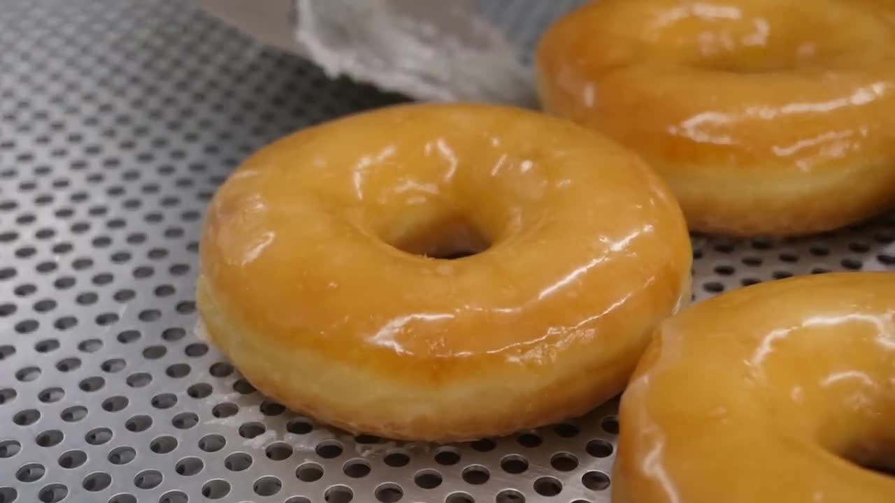 Make easy donuts with automatic machine donuts