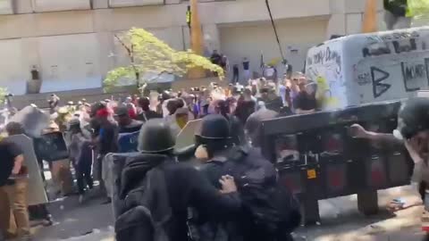 Street brawl between republicans, democrats and the Burn Loot Murder Movement #Trump2020