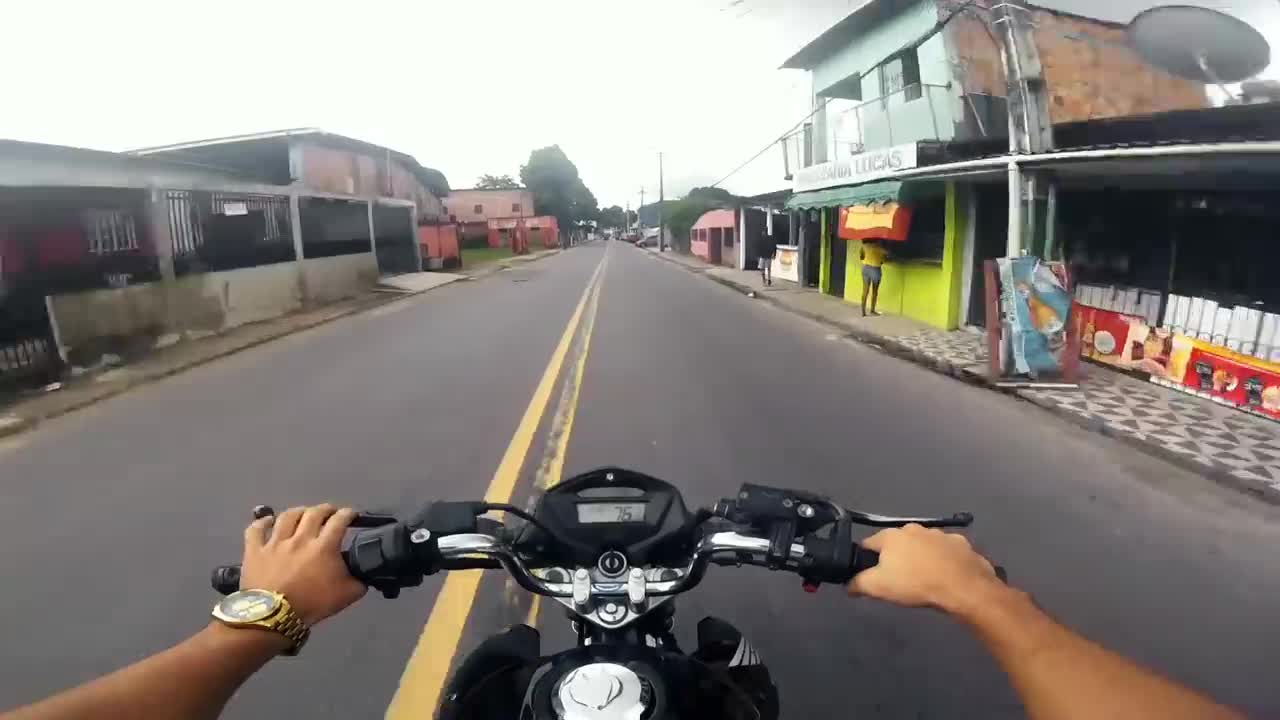 Police motorcycle escape in Brazilian periphery