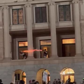 Arizona: Police disperse tear gas during Roe v Wade protest