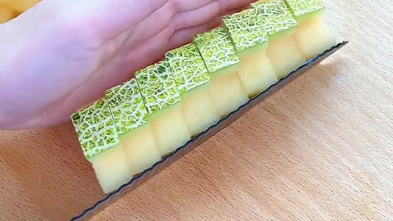 Correct way to cut fruits