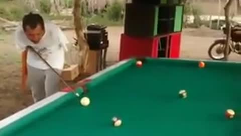INCRÍVEL HOMEM SEM BRAÇO JOGANDO SINUCA