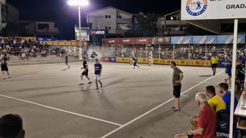 Ivan Buhač postiže važan pogodak za Jare