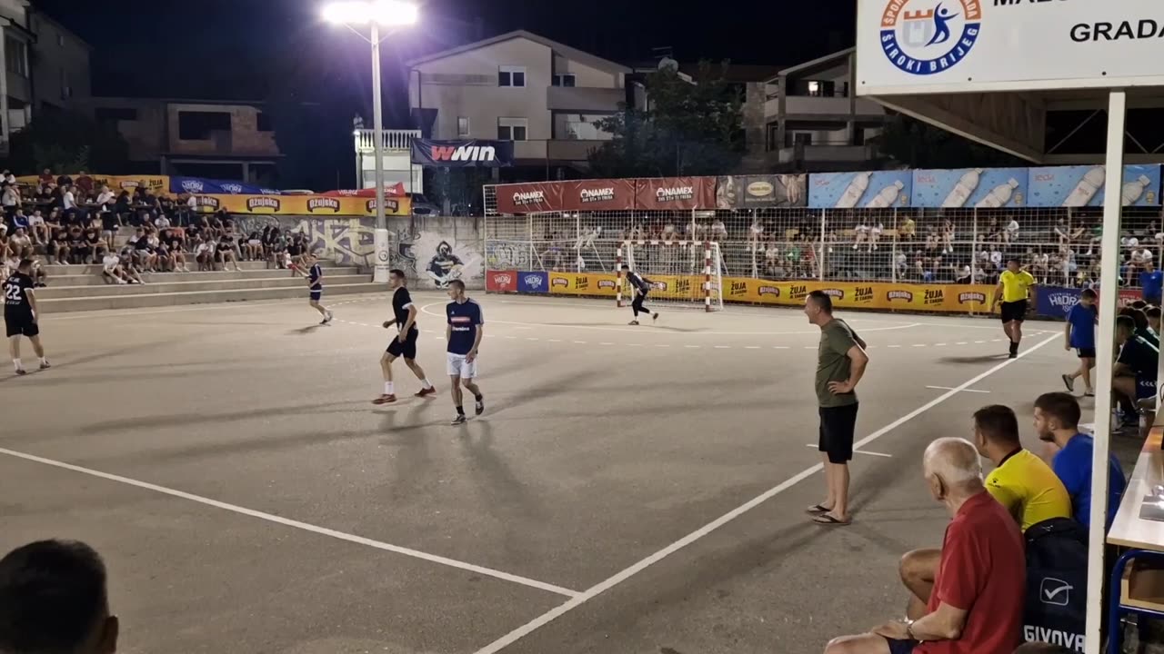 Ivan Buhač postiže važan pogodak za Jare