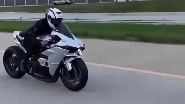 Kawasaki h2 on fire upto 300 km/h in 5 seconds