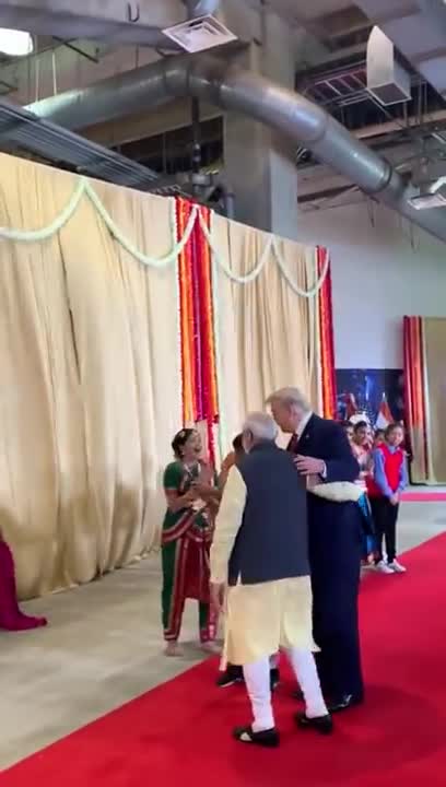 PM Modi and President Trump interact with youngsters