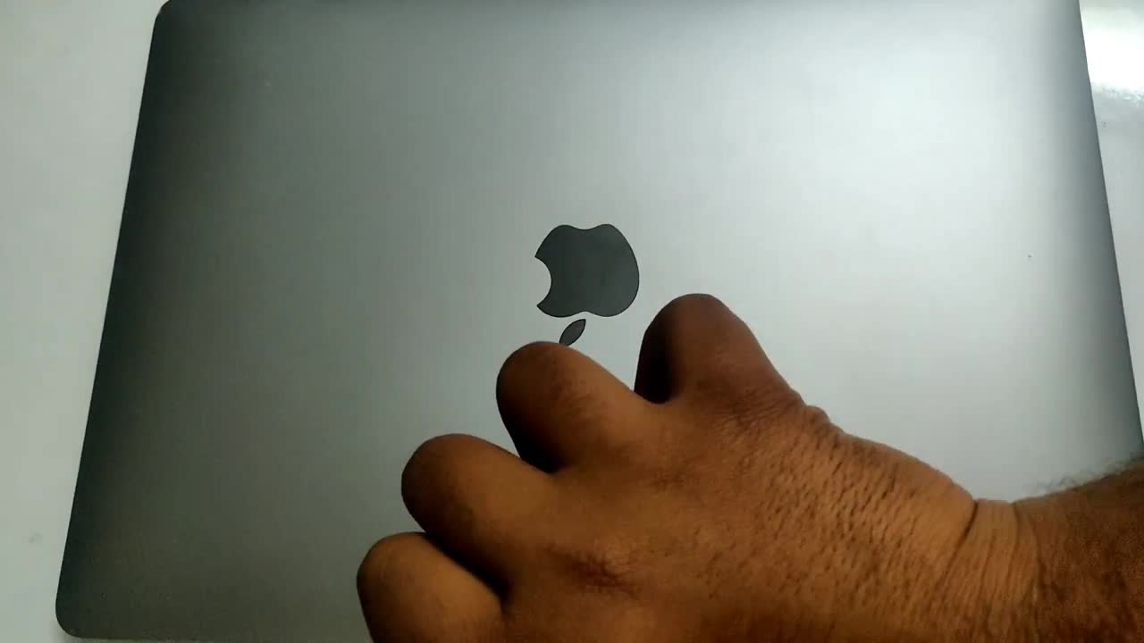 How to open your MacBook | Tutorial