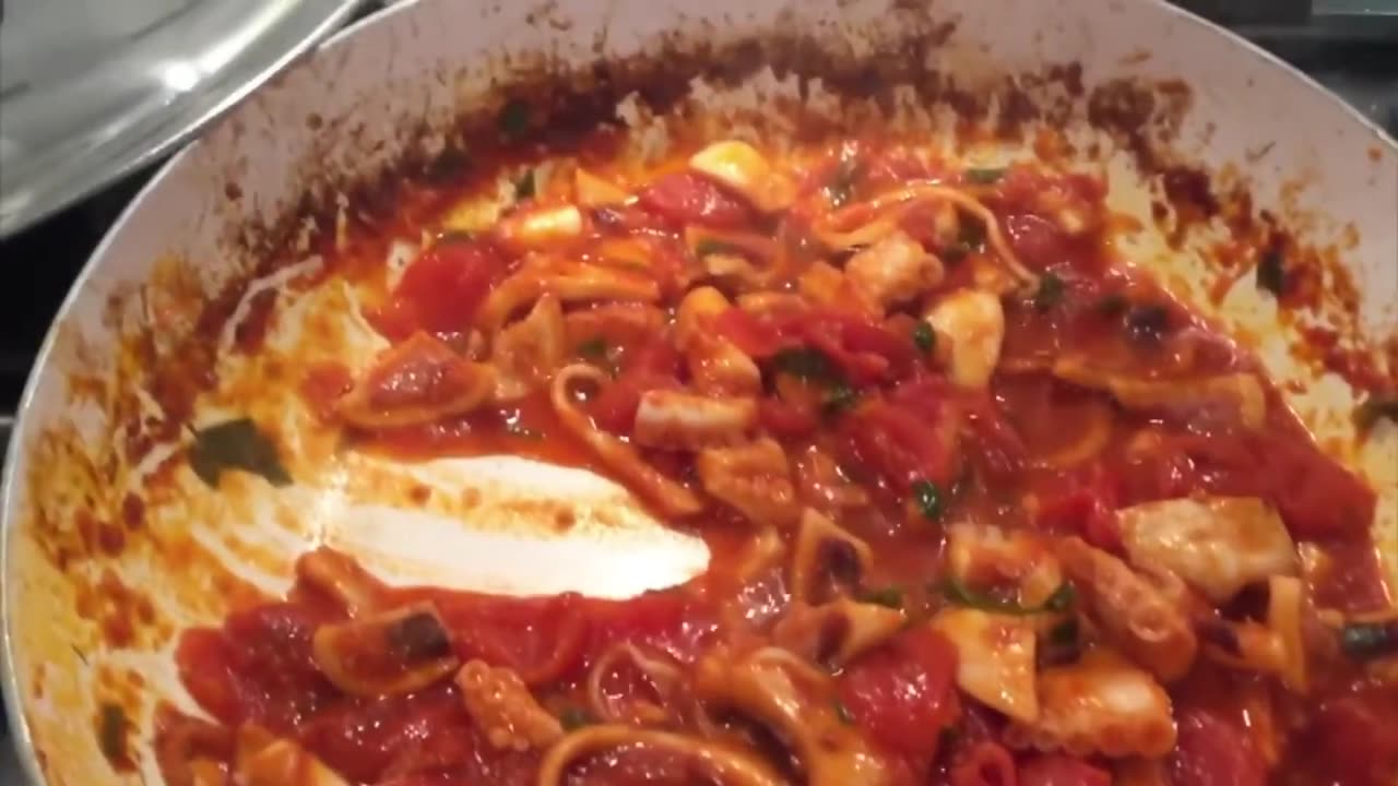 OCTOPUS Spaghetti RECIPE _ ITALIAN Food _ Seafood Linguine Tomato Sauce