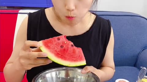 Xiao Qi is too bold to grab the watermelon