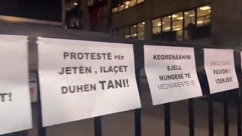 Protestë para Ministrisë së Shëndetësisë për mungesë ilaçesh: Shëndetësi pa ilaçe jetëshpëtuese