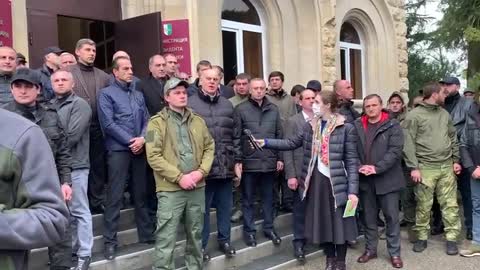 После того, как съезд Аруаа завершился, Аслан Бжания вышел к своим сторонникам