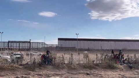 BREAKING: Hundreds of migrants rushed towards Texas border after fencing breached
