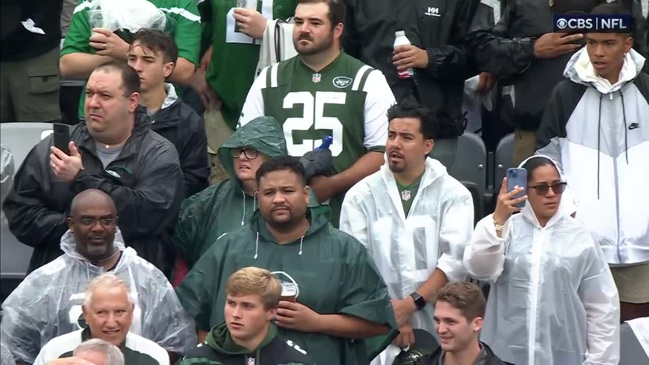 Fans take over singing the National Anthem at Jets v Ravens game