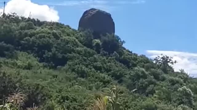 Pedra Gigante se quebra e sai rolando em distrito de criolas em pereiro