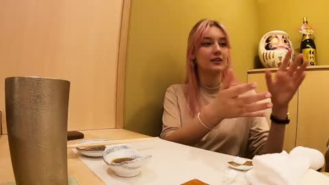 German girl had High-end Sushi in Tokyo!