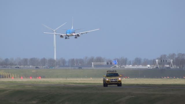 Wind Shear Forces Pilot To Perform A Go-Around