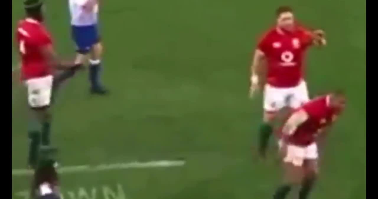 Springbok Faf DE Klerk HITS Kyle Sinckler in the NUTS!!