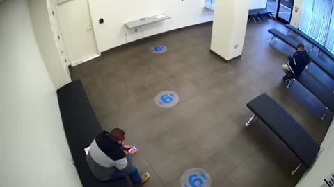 8030FCOB01128BadgingWaitingArea_2021-01-06_09h40min00s777ms.mp4