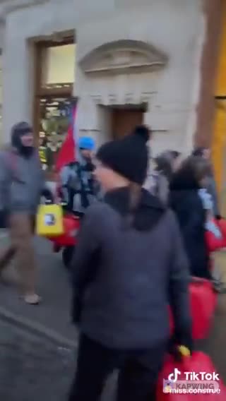Les manifestants à Ottawa ont trollé la police en se promenant avec des jerrycans d'air ou d'eau