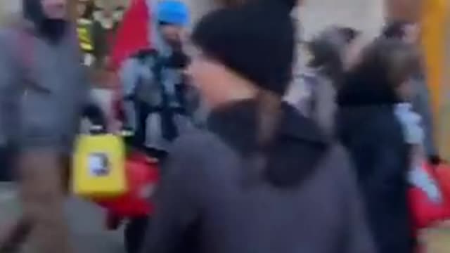 Les manifestants à Ottawa ont trollé la police en se promenant avec des jerrycans d'air ou d'eau