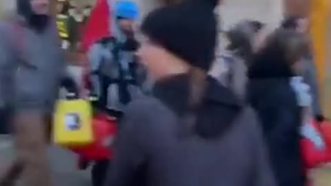 Les manifestants à Ottawa ont trollé la police en se promenant avec des jerrycans d'air ou d'eau