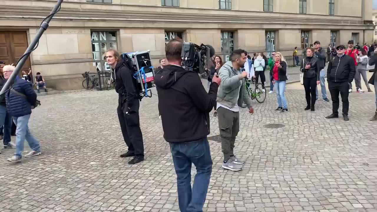 Die Festnahme von Attila Hildmann in der Bodestrasse (ab Minute 5.25)