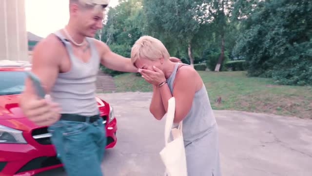 The son gave his mother a car. Mom can't hold back tears because of an unexpected gift