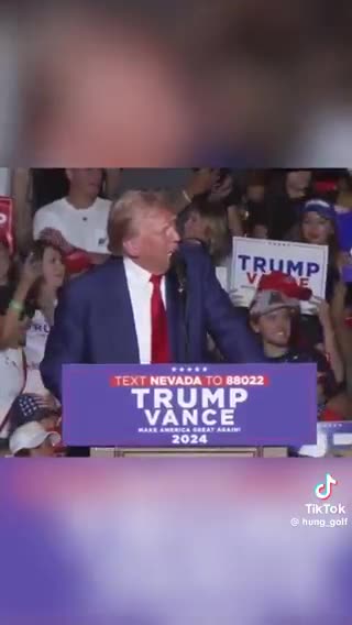 Karli Bonne’ @KarluskaP - He’s Back!