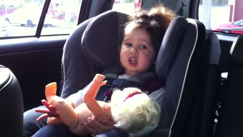 Baby shows off adorable singing skills 