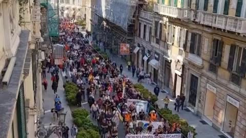 Genoa against vaccine mandates. In Italy, hundreds of thousands of people were suspended from work until June and left without pay because they chose not to get 'vaccinated'