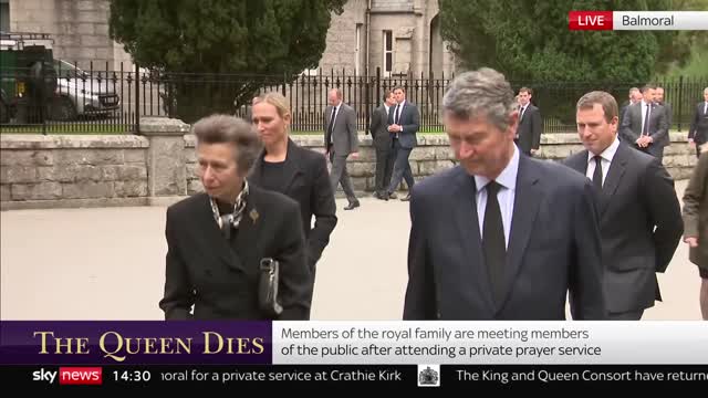 Emotional royals inspect tributes to Queen_1