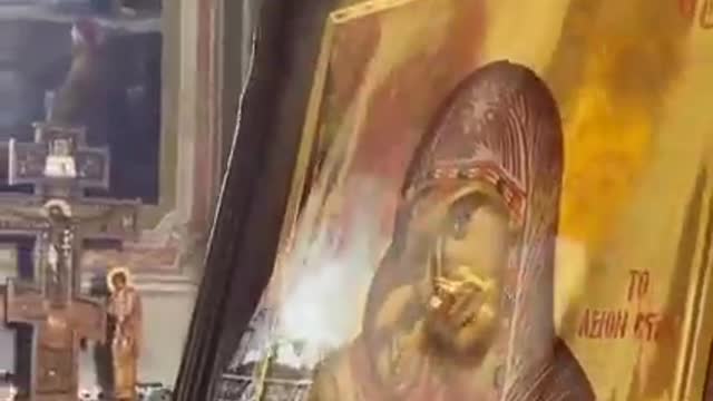 5-3-2022 - ΟΥΚΡΑΝΙΑ - Ιερος Ναός Γεννήσεως της Θεοτόκου. Όλοι γονατιστοι στην Παναγία .