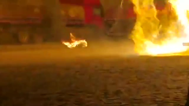 Truck explodes in fuel post, throwing the cinegrafist away in the brasyl