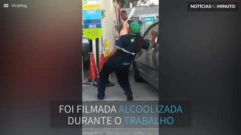 Funcionária alcoolizada atende clientes dançando