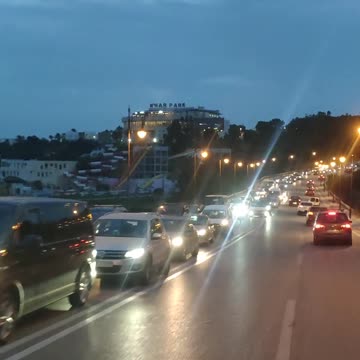 طابور من السيارات بين بلايا ولمنار هذا اليوم بطنجة 28 07 2024